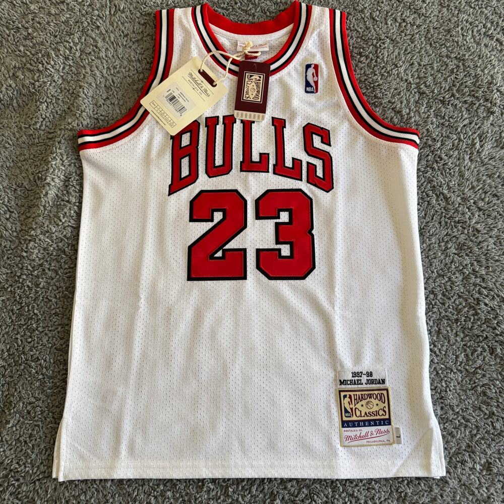NWT Mitchell & Ness Authentic Michael Jordan NBA 97-98 Jersey Youth L Mens XS